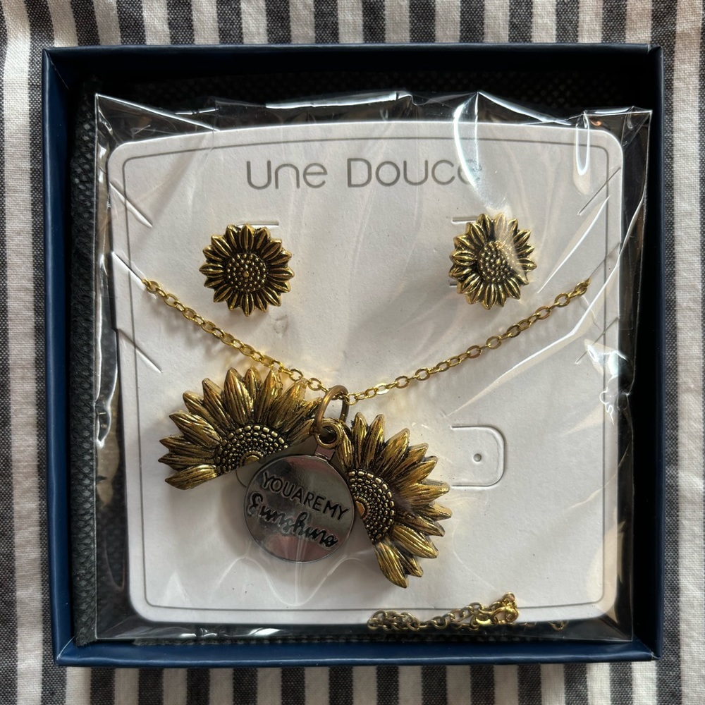 Une Douce Sunflower You Are My Sunshine Pendant Necklace and Earrings Set